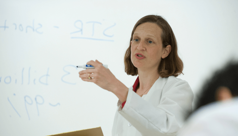 在线 School of 护理 教师 member lecturing a class of online students.